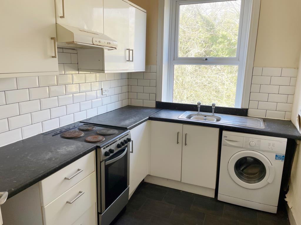 Lot: 108 - ONE-BEDROOM FLAT FOR IMPROVEMENT - Kitchen